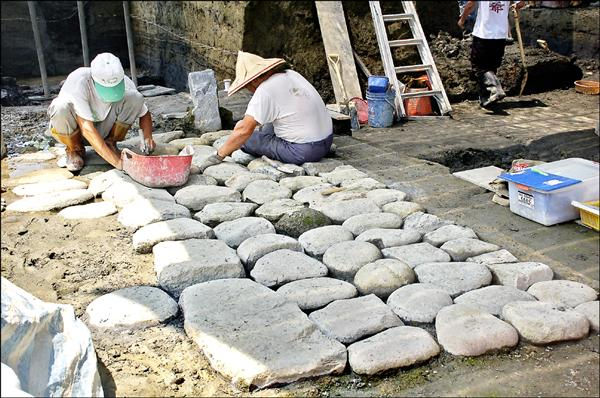 【淇武蘭遺址】蘭陽平原最具噶瑪蘭文化代表性的考古遺址 「排石舖面結構」推估千年前 曾挖掘出陶罐、安平壼、瑪瑙珠、墓葬及石板等〔2011-07-07〕