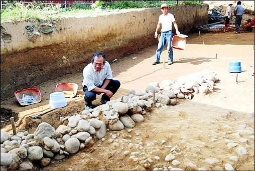 台中潭子工地發現4500年前「聚興遺址」 史前人類住屋柱礎、石牆及石砌遺構〔2009-11-07〕