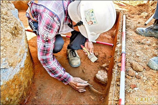 「榕樹下遺址」桃園西濱新屋段 挖到4000年前新石器時代古文物細繩紋陶、石刀與石斧〔2015-11-22〕