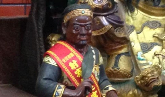 宜蘭蘇澳原住民金尊「潘將軍」 腳踩姑婆芋葉、手搖麵包樹葉、腰纏番刀、肩背藥袋〔2009-08-05〕