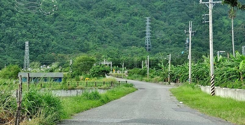 花蓮秀林田園挖掘出小石棺 新石器時代末期遺物 首度平地現蹤 疑屬矮黑人的遺跡〔1999-01-08〕