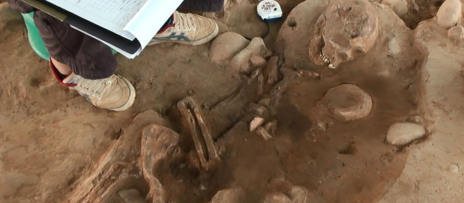 【南島文化遺產--台灣考古重大發現!】台中挖出4800多年前一對人類遺骨(母親抱嬰兒)的「安和遺址」〔2016-04-27〕