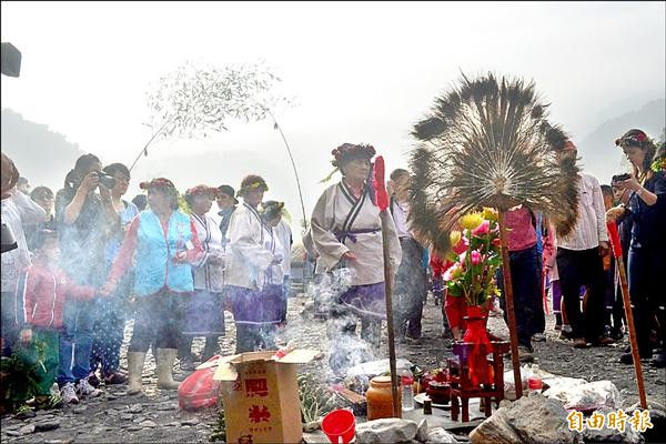 屏東加蚋埔馬卡道「祈雨祭」 放生一對雞與一對青蛙 傳承南島民族「祀鳥」崇拜文化 重現平埔族人「雨王」古老儀式 〔2015-12-26〕