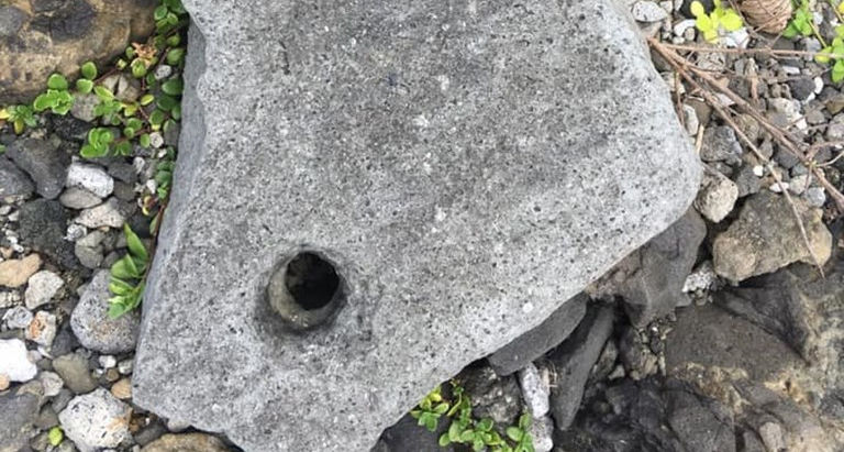 【距今1800年公館鼻遺址】綠島海邊神秘圓孔單石 研判和史前遺址有關 接近墾丁龜山或太麻里山的棕寮文化〔2019-04-30〕