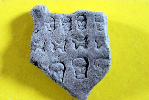 台東大武發現傳說中「矮黑人」文化遺留「骷髏人頭」圖騰陶片?三和文化的舊香蘭遺址也曾出土過〔2010-10-26〕
