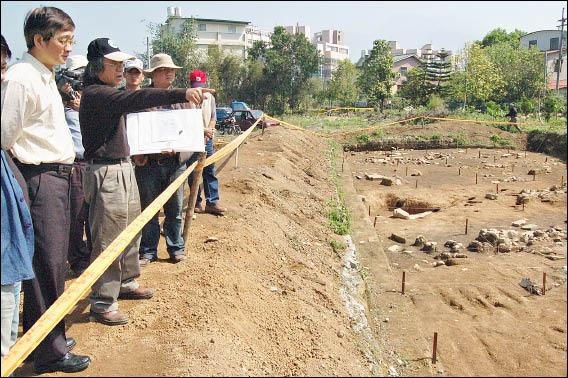【埔里考古大發現】大馬璘、卑南遺址出土玉器相同 挖掘出許多石板棺、陶罐和石器〔2009-03-18〕