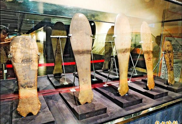 【台灣所發現最大型史前磨製石器】2800年前大湖文化代表性器物「巴圖形石器」 台南下營武安宮視為鎮宮之寶「五指劍(神的兵器)」〔2014-04-21〕