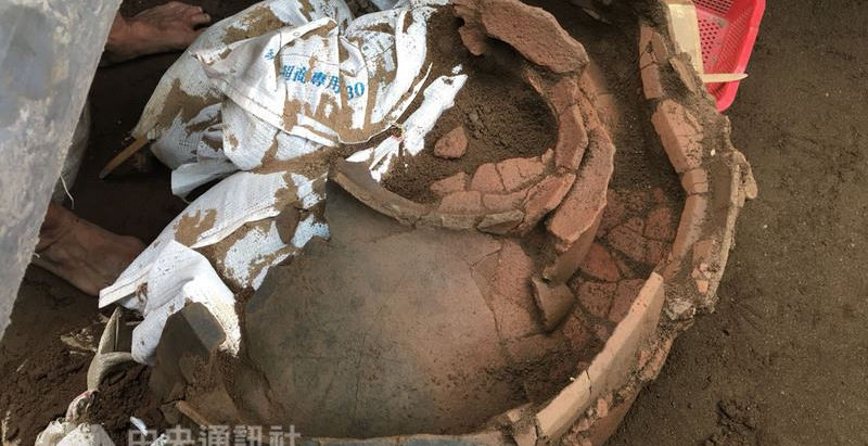 【南島文化遺產】花蓮花岡山下水道工程 發現3000年前史前甕棺〔2018-06-22〕