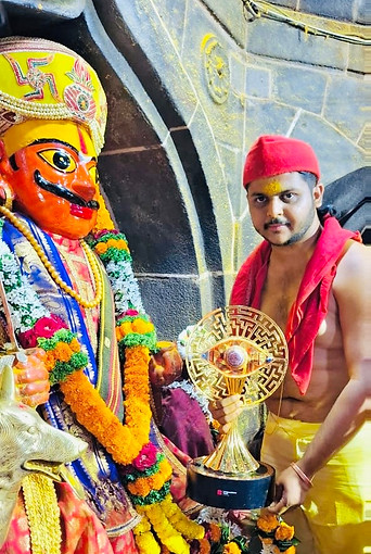 Ashish Barbhai Jejuri temple pujari performing traditional pooja for Lord Khandoba