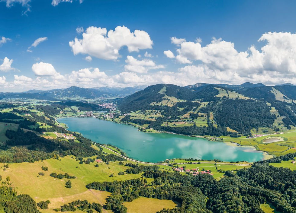 Der Große Alpsee bei Immenstadt im Allgäu aus der Luft fotografiert