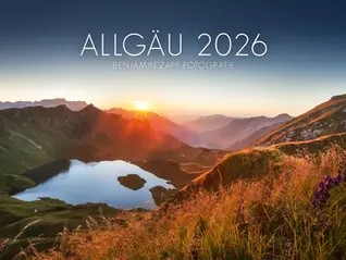 Titelbild des Allgäu Kalenders 2026 von Benjamin Zapf Fotografie. Es zeigt einen Allgäuer Bergsee zum Sonnenuntergang