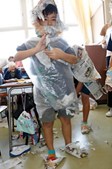 小学校での防災学習で実施した防災グッズ作り.png