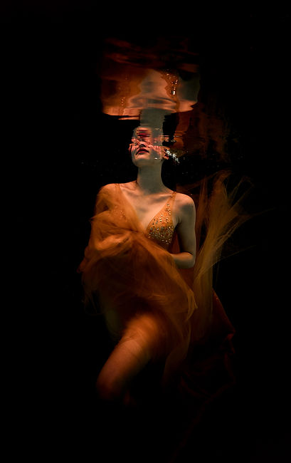Femme immergeant de l'eau en toute puissance et s'assumant