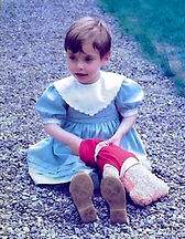 Claire Jeanjean enfant avec une robe bleue
