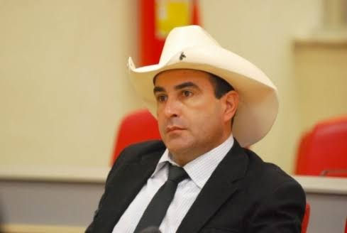 Adriano Boiadeiro está impugnado e proibido de utilizar recursos públicos para fazer campanha