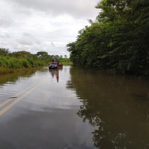 BR-364 segue interditada pelo 2° dia por causa da cheia de rio em RO; há um metro de água na pista
