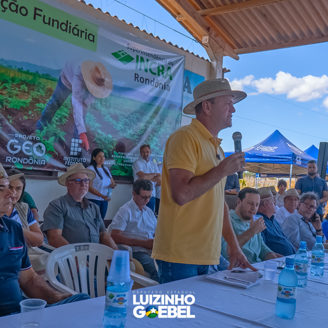 Luizinho Goebel participa da entrega de título definitivos de imóveis em Vilhena