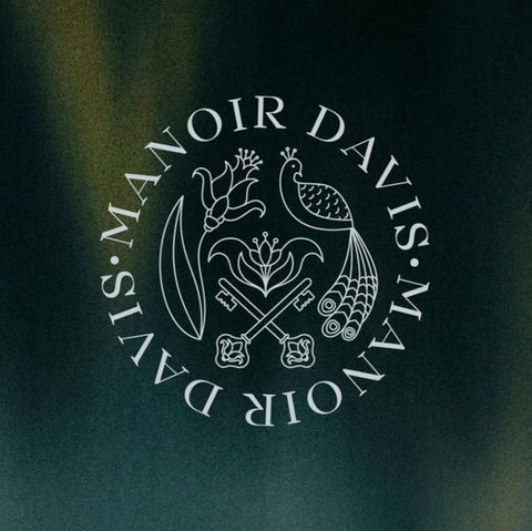 Création de l'identité visuelle et du logo pour le Manoir Davis.