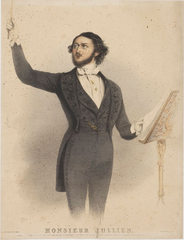 Jullien brandissant sa baguette de chef d'orchestre pendant les concerts promenade à Londres