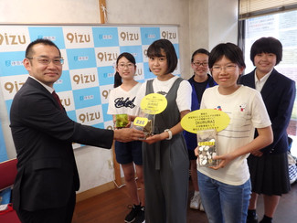 地域の皆様からの寄付金をいただきました!
<うさぎ薬局修善寺店さまに設置の募金箱>