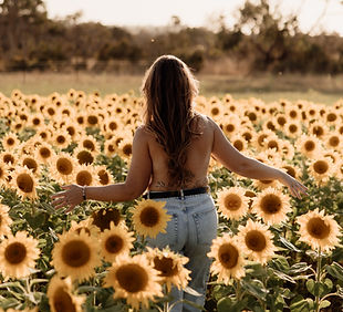 CLAIREDAVIE_SUNFLOWERS_MEGAN-21 (1).jpg