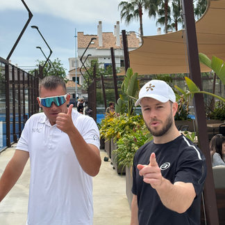 Padel Trainer und Padel Camp Teilnehmer grüßen in die Kamera in Marbella