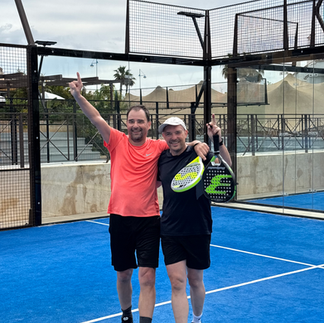 Die Padel Camp Teilnehmer freuen sich über den Sieg in Marbella