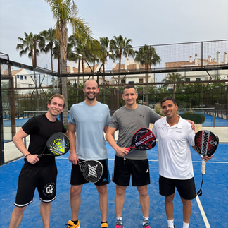 Padel Camp Teilnehmer sind glücklich und machen ein Foto mit Padel Trainer nach dem Training