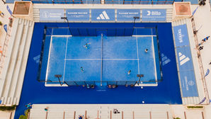 Central Padel Court im NAC Marbella aus der Vogelperspektive