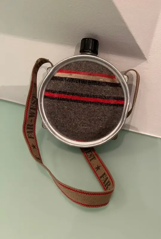 Miniature : Gourde vintage CAO – aluminium & feutrine – modèle “Far West” – Spain