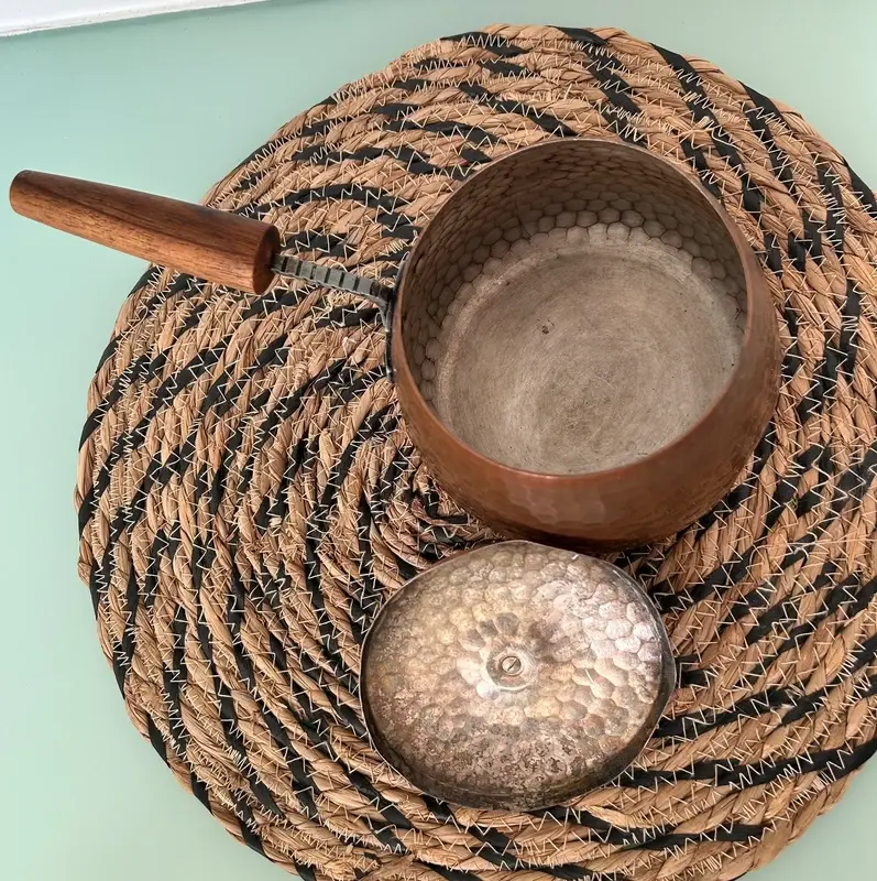 Miniature : Petite casserole ancienne en cuivre martelé avec couvercle et manche bois