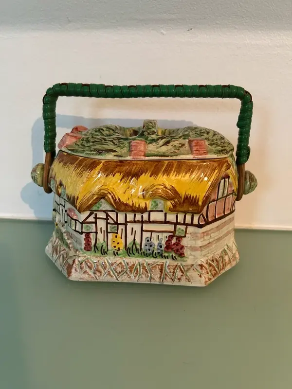 Miniature : Boîte vintage “Anne Hathaway’s Cottage” – Sandland Ware / Price Bros – England –
