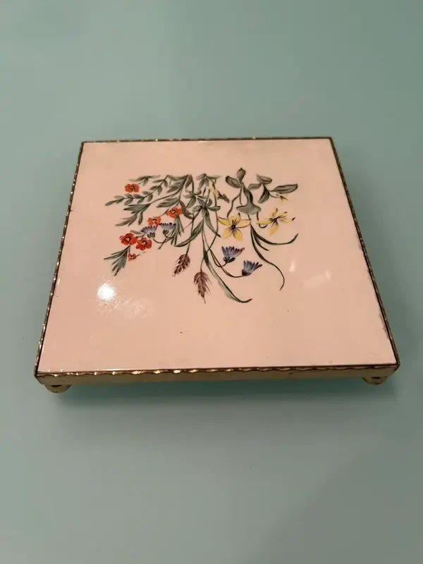 Miniature : Dessous-de-plat ancien en céramique fleurie – cadre laiton doré