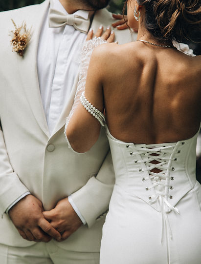 Şıklığın buluştuğu an – gelinlik ve damatlık detayları, düğünün zarafetini ve stilini yansıtıyor.