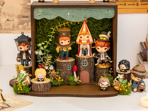 Espacio decorado con figuras coleccionables, model kits, iluminación LED y accesorios inspirados en el anime y la cultura geek.