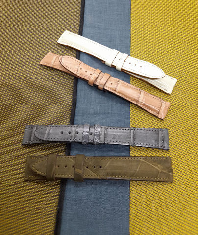 Cordonnerie de la Passerelle 69002. Création de bracelets de montres en cuir. Aligator
Blanc couture blanche
Crème couture beige
Gris couture grise
Daim vert kaki couture kaki