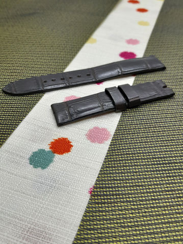 Cordonnerie de la Passerelle 69002. Création de bracelets de montres en cuir. Aligator 
Noir couture noire