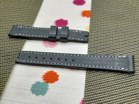Cordonnerie de la Passerelle 69002. Création de bracelets de montres en cuir. Cuir lisse vert profond 
couture blanche