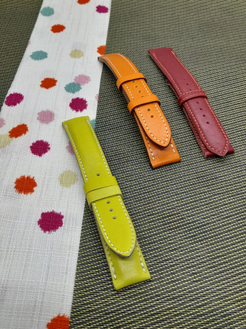 Cordonnerie de la Passerelle 69002. Création de bracelets de montres en cuir. Cuir lisse  jaune moutarde couture blanche
orange couture blanche
rouge couture orange