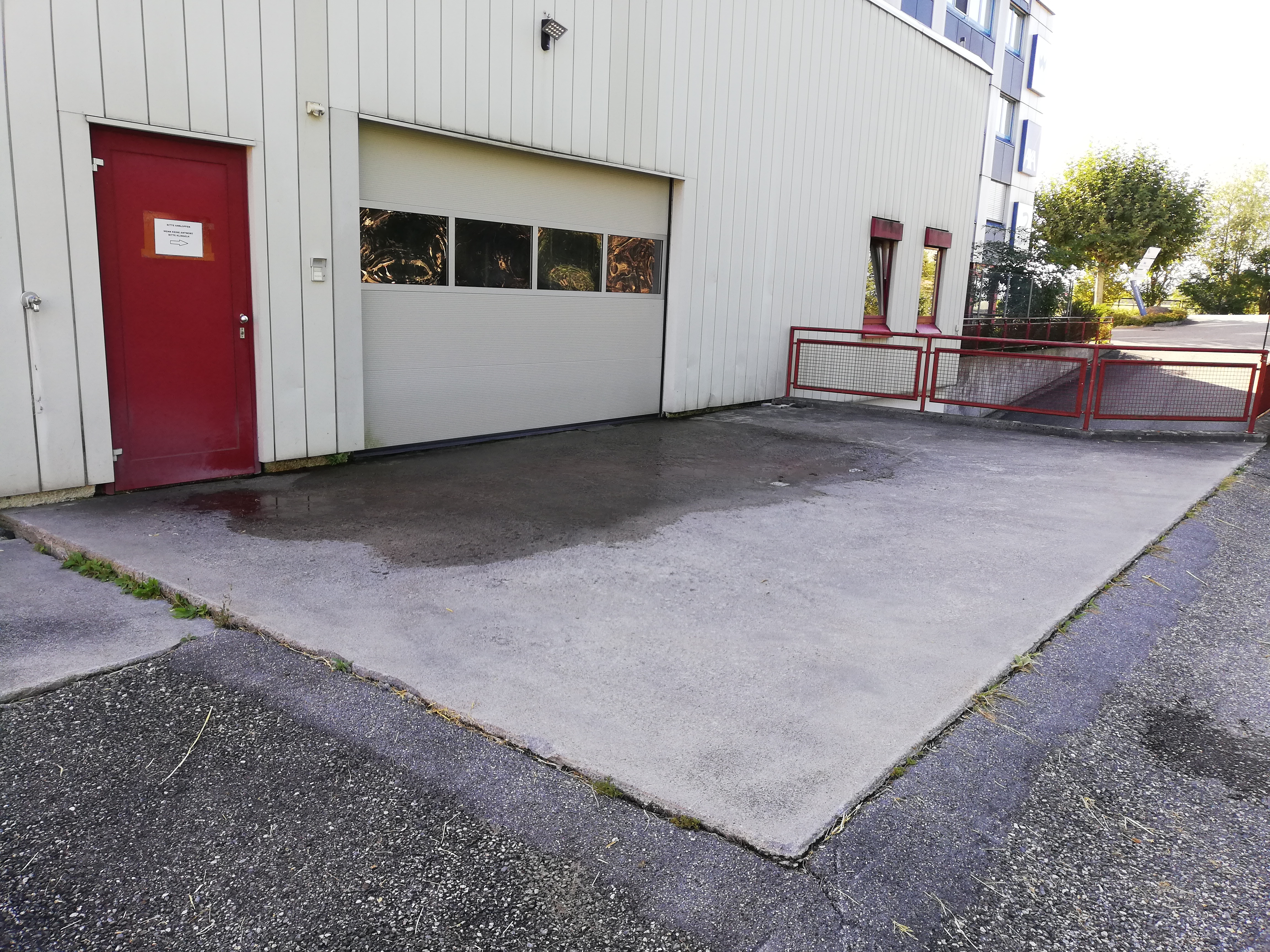 alte unsanierte Betonoberfläche