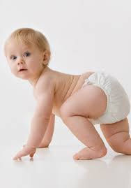 يستطيع الطفل في الشهر العاشر ان يحبوا على كفيه وقدميه 