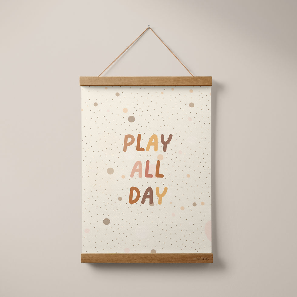 פוסטר קנבס Play All Day – כיתוב צבעוני בעיצוב נקודות לעיצוב חדר ילדים או פינת משחק | Little Pieces
