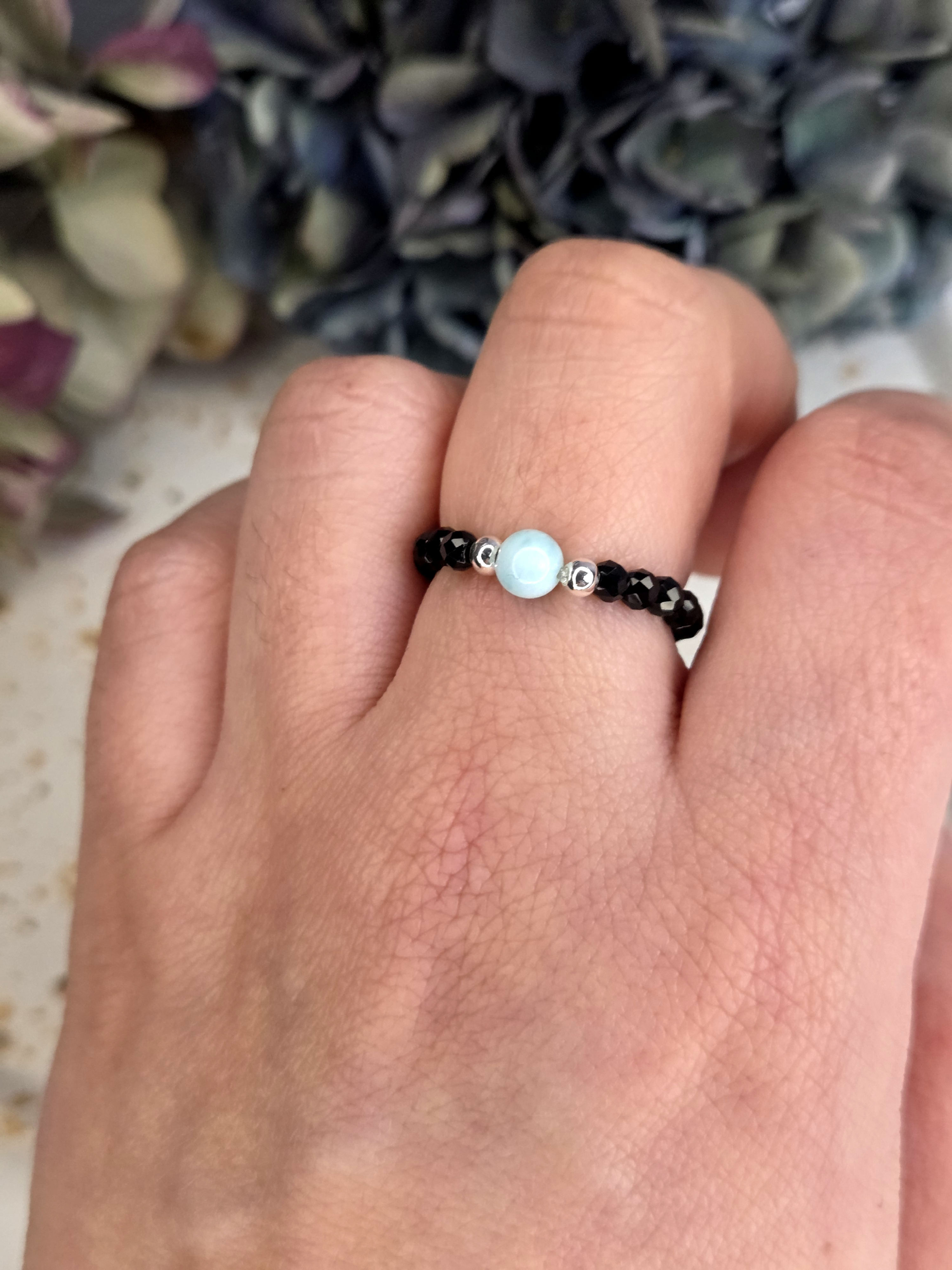 Stretch Ring schwarzer Spinell mit Larimar Perle