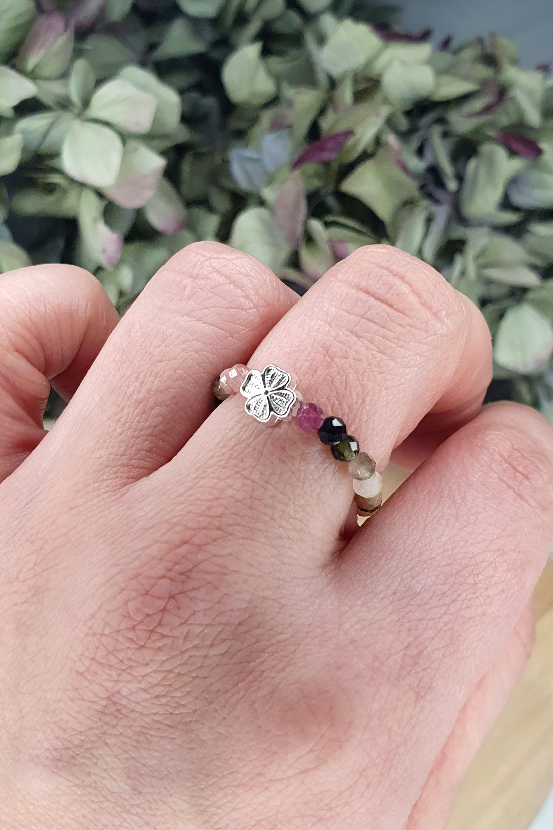 Stretch Ring bunter Turmalin mit silbernem Kleeblatt, facettiert