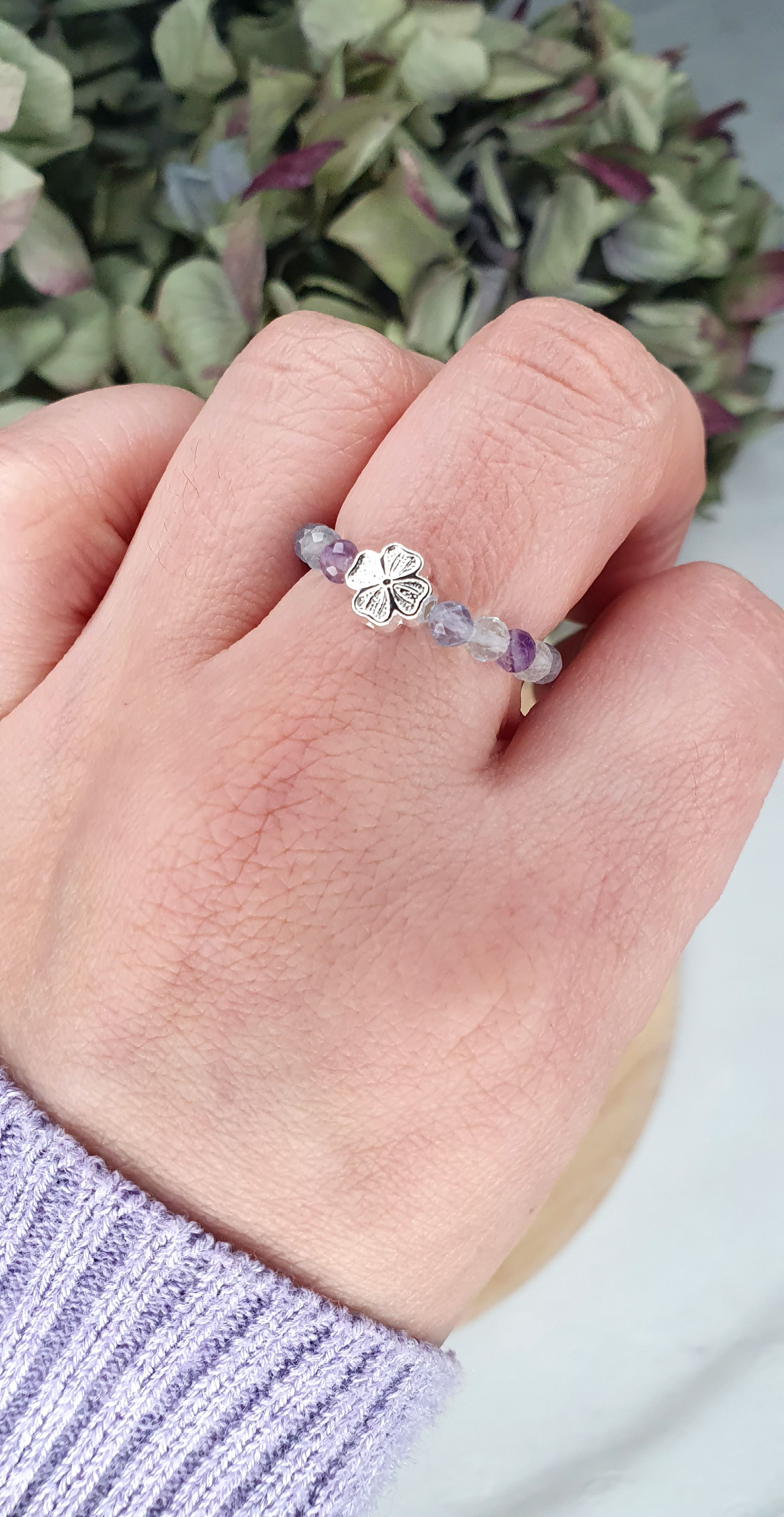 Stretch Ring Fluorit mit silbernem Kleeblatt,facettiert