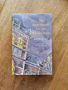 De glazenwasser van het Rijksmuseum van Astrid Sy