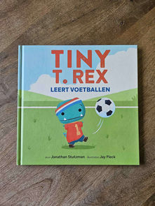 Tiny T. Rex leert voetballen van Jonathan Stutzman en Jay Fleck