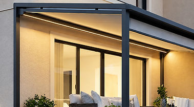 Elektrische Unterdachmarkise UG60E für große Terrassenüberdachung