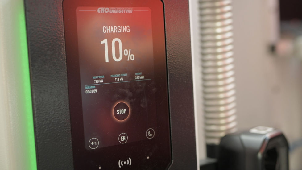 Ladesäule während der Tankung des E-LKW