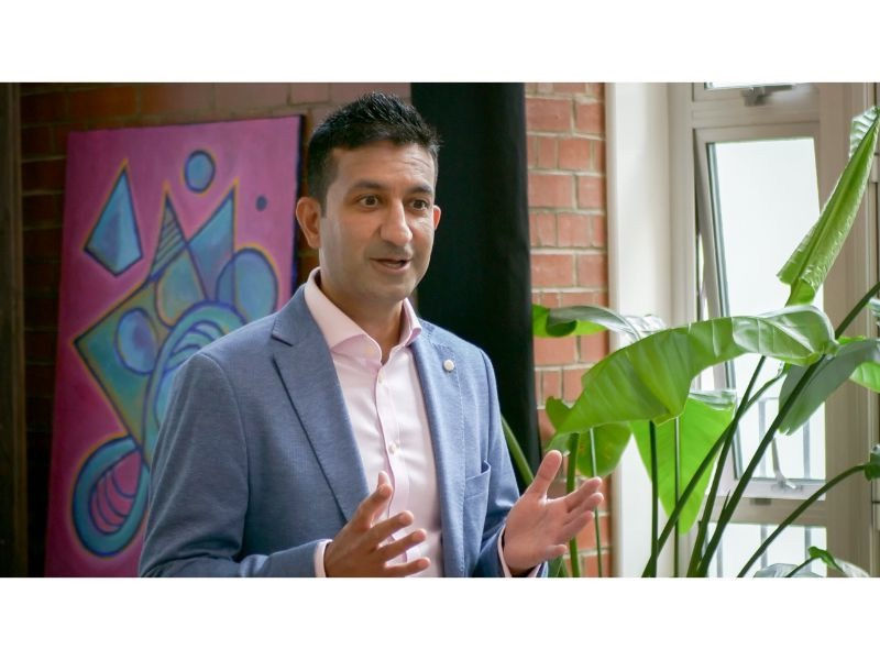 Dr Rishi teaching students